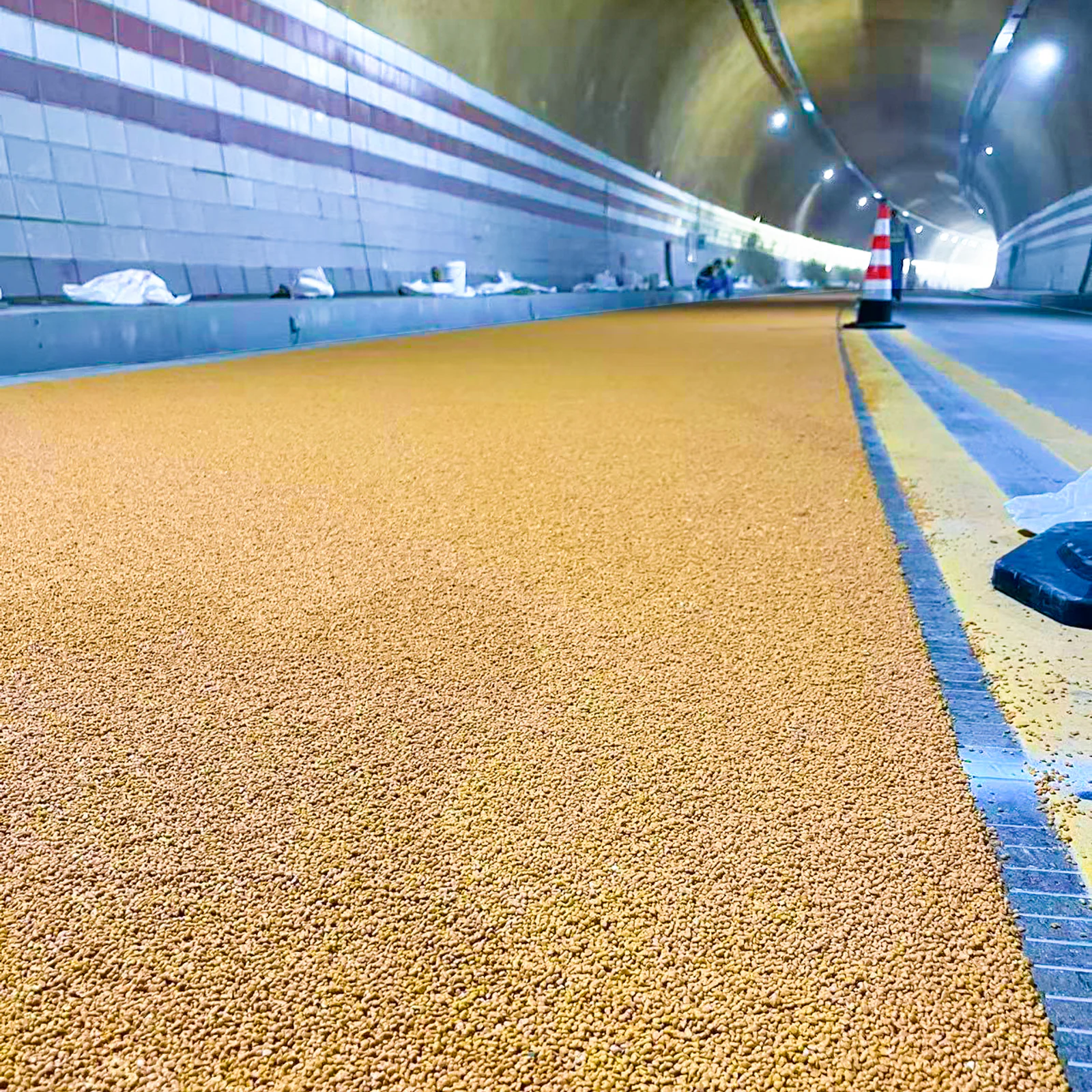 隧道内黄色彩色防滑路面施工实景