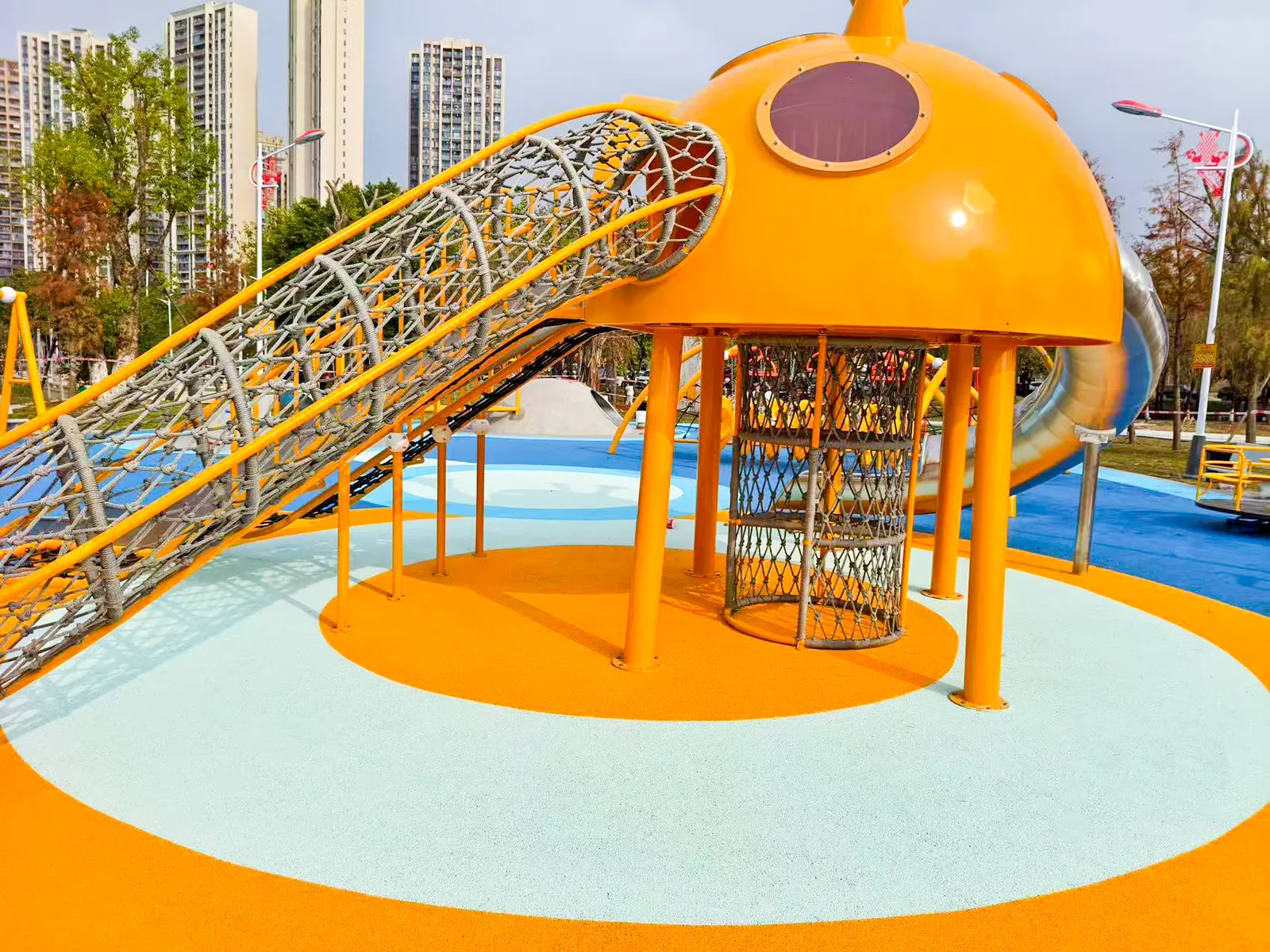 儿童活动空间蓝橙双色景观路面应用实景