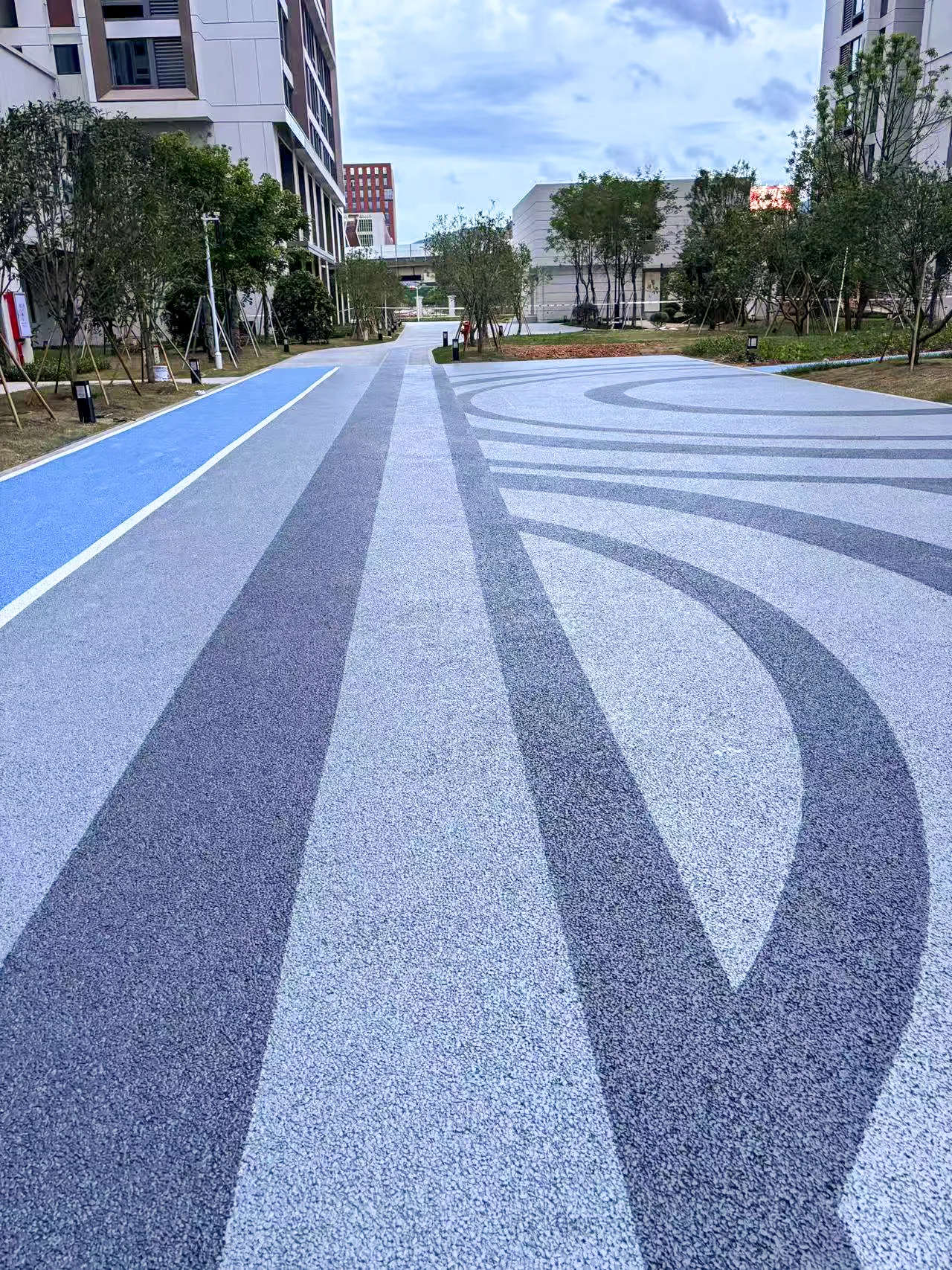 城市园区灰蓝双色透水路面应用实景